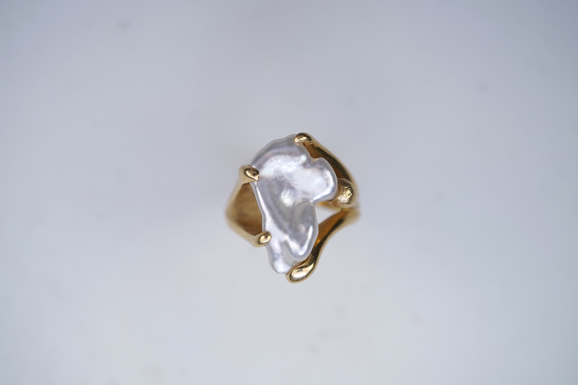 A gold and pearl ring